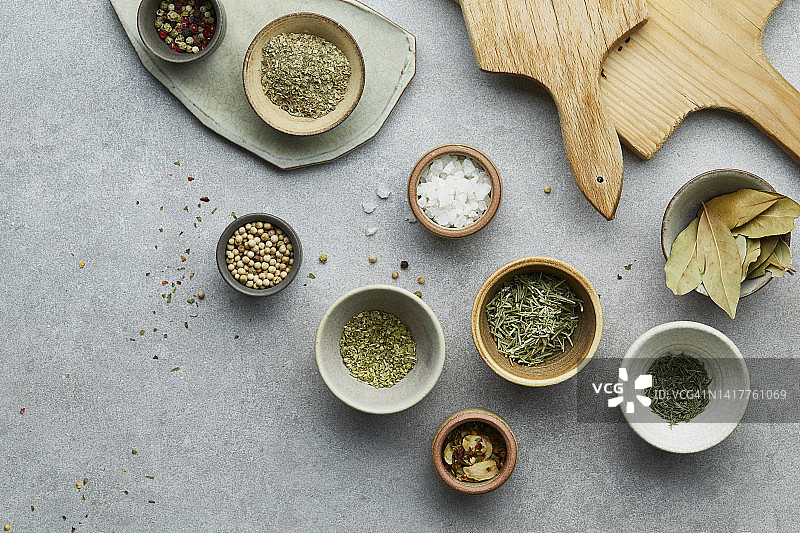 现代厨房台面上新鲜的纯素食配料图片素材