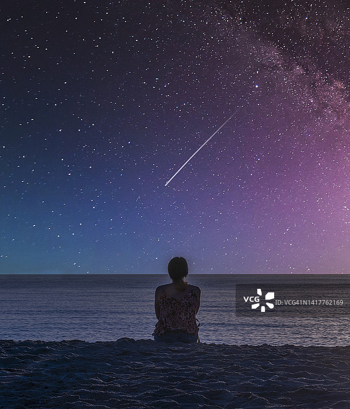 在海滩上看星星的女人图片素材