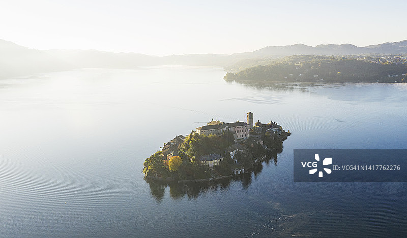 意大利湖泊中的小岛图片素材
