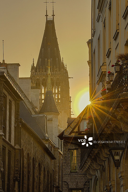 法国诺曼底鲁昂大教堂日落景色图片素材