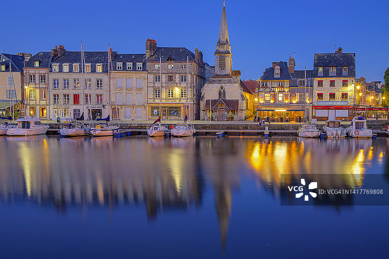 法国翁弗勒尔的夜间旧港口图片素材