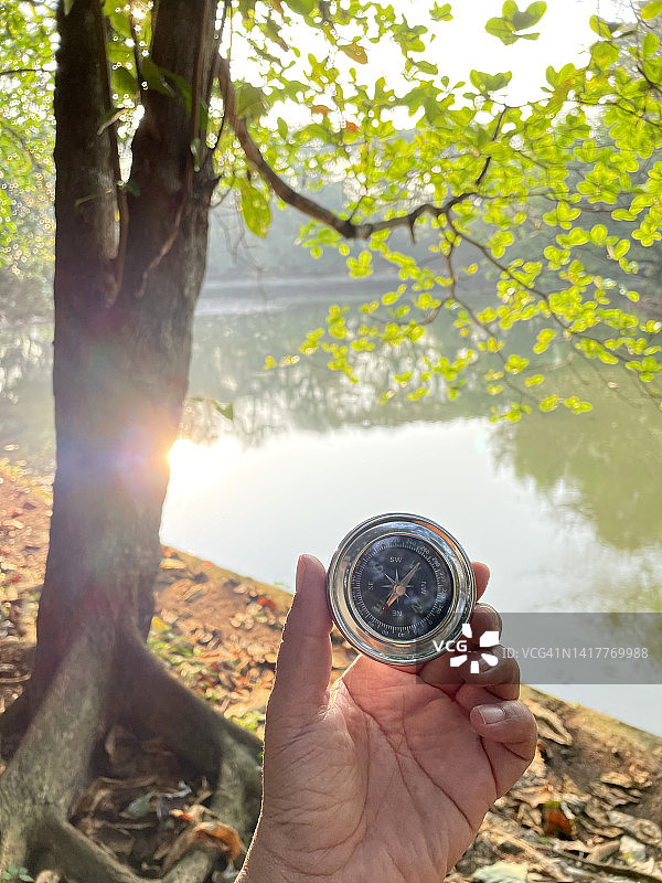 清晨寻找方向图片素材