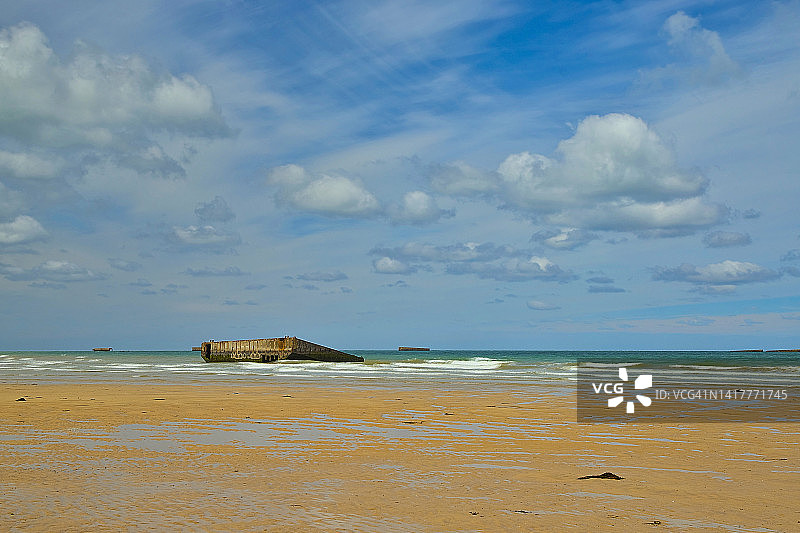 法国诺曼底阿罗芒什莱班海滩的桑葚港遗址图片素材