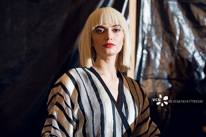 新服装系列幕后摄影：时装周上女模特的工作照图片素材