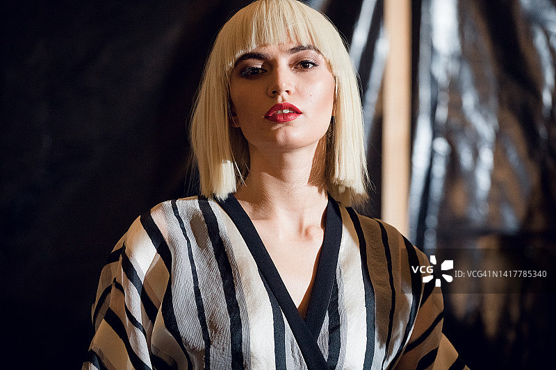 新服装系列幕后摄影：时装周上女模特的工作照图片素材