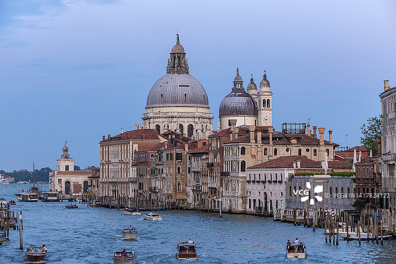 意大利威尼斯大运河和圣玛丽亚德拉健康教堂的黄昏图片素材