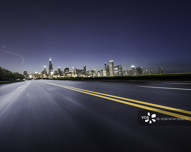 夜晚市中心高速公路的低角度广角视图，带有运动模糊图片素材