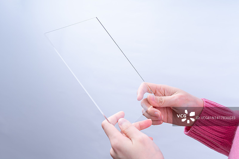 白色背景上的透明玻璃方块，未来智能手机模型图片素材