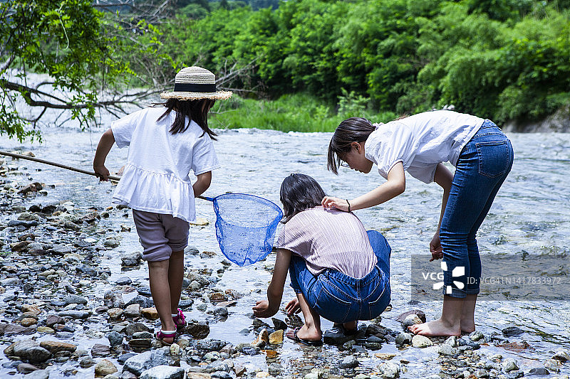 三个姐妹享受河流假日图片素材