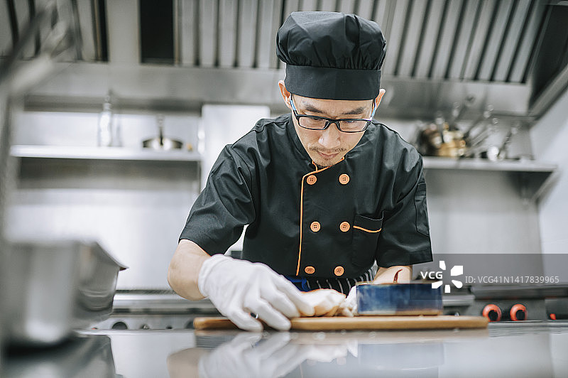 亚裔中餐厨师摆盘烤面包图片素材