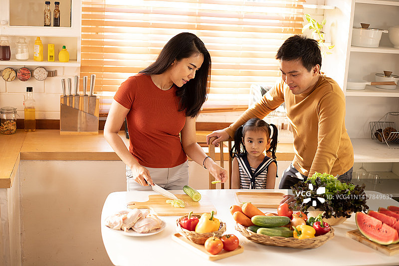 家人一起准备食物图片素材