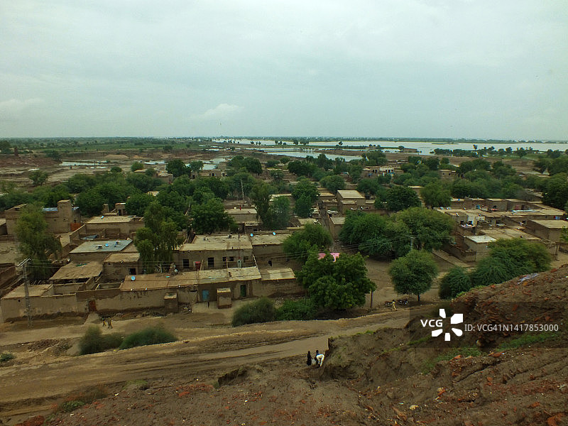 河流沿岸的人类居住地图片素材