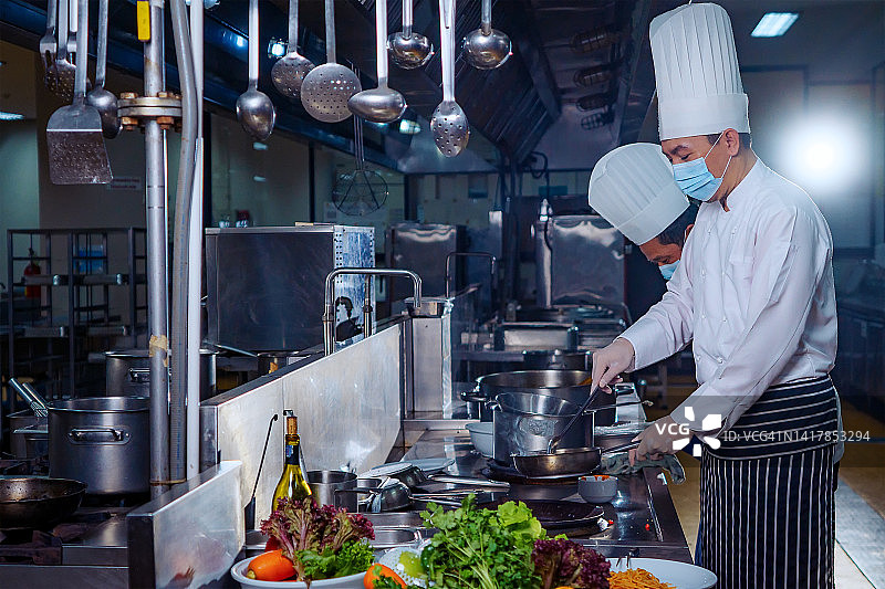 厨师在高端餐厅的现代厨房中上菜图片素材