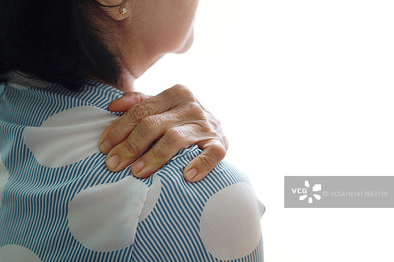 年长的女人揉搓酸痛的肩膀图片素材