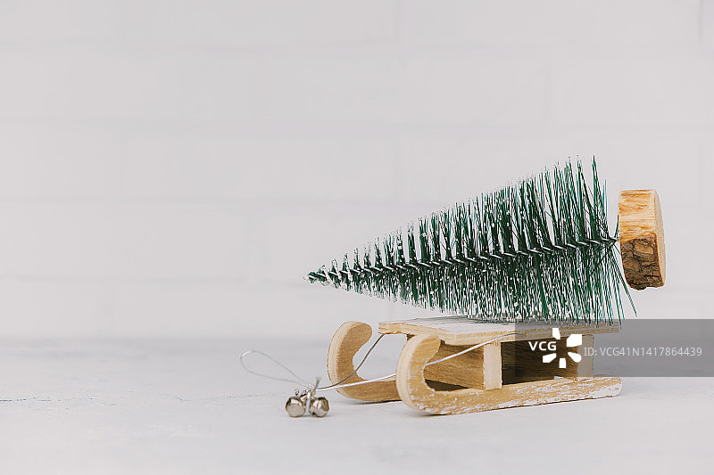 玩具雪橇上的圣诞树图片素材