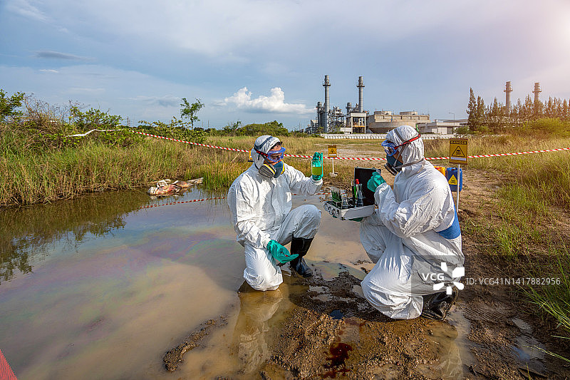 科学家正在检查有毒的水样图片素材