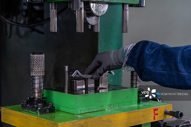 工人操作金属板材冲压机图片素材