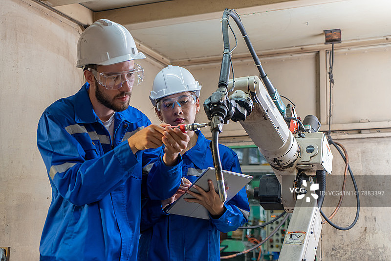 致力于自动化生产线开发的工程师图片素材