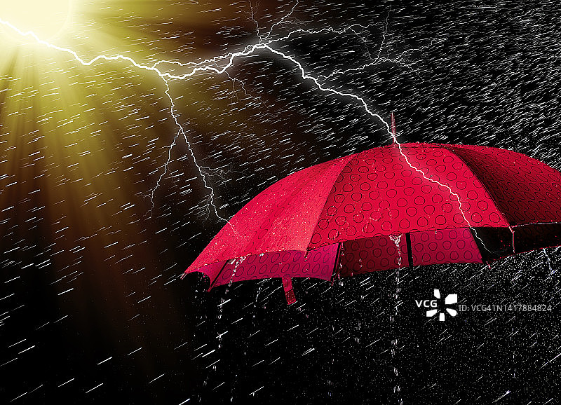 雨中闪电，阳光照亮红色雨伞图片素材