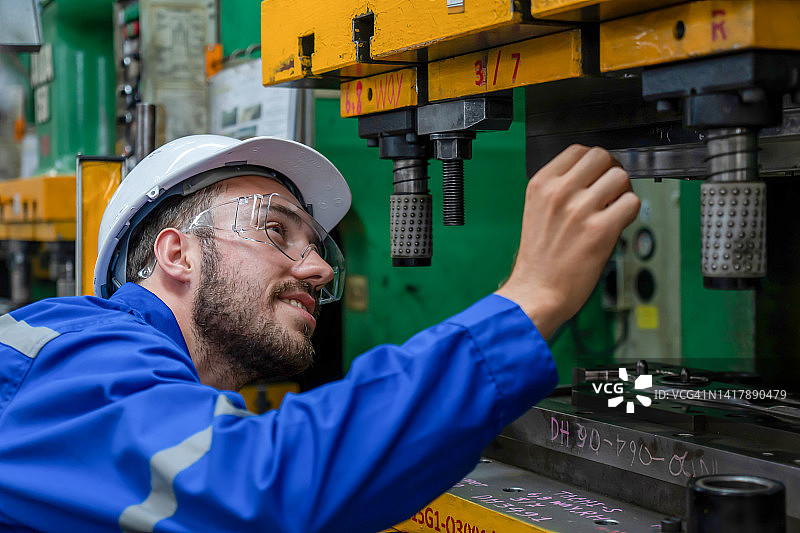 工程师在工厂检查机器图片素材