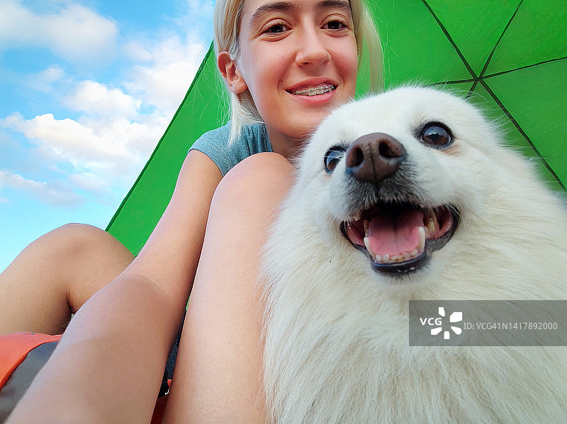 和狗狗的有趣自拍图片素材