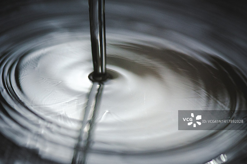 流水与涟漪图片素材