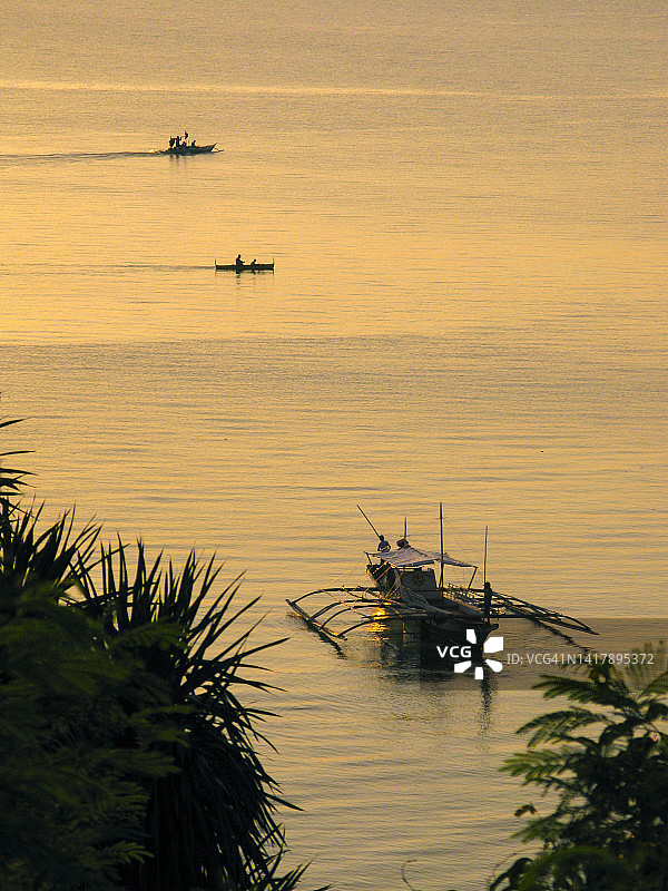 渔民在海上捕鱼图片素材