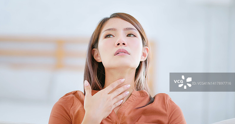 亚洲女性咳嗽图片素材