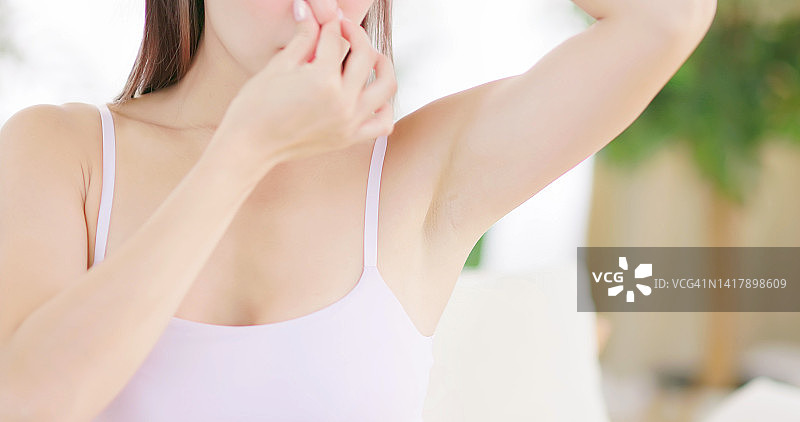 有腋臭的女孩图片素材