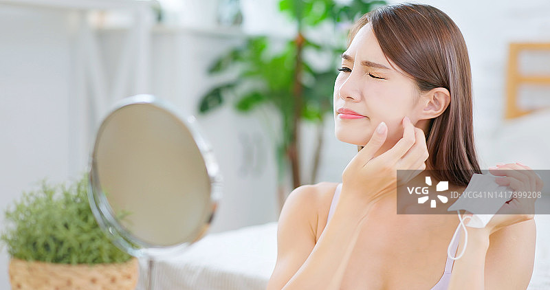 亚洲女孩摘下面具图片素材