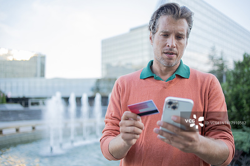 男人用卡和手机在网上购物图片素材