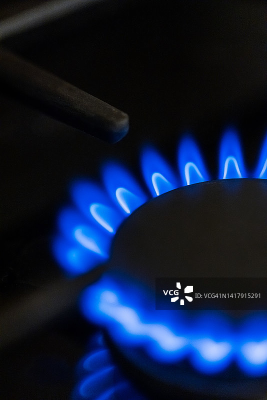 燃气灶上的蓝色火焰特写图片素材