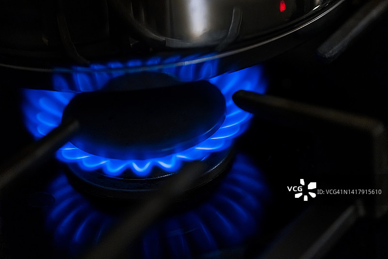 燃气灶上的蓝色火焰特写图片素材