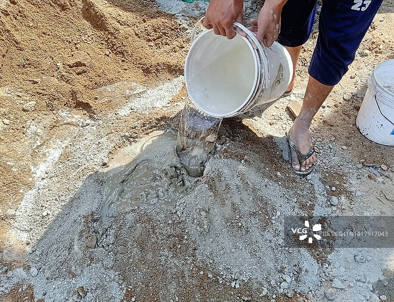 建筑工人制作水泥和沙子混合物图片素材