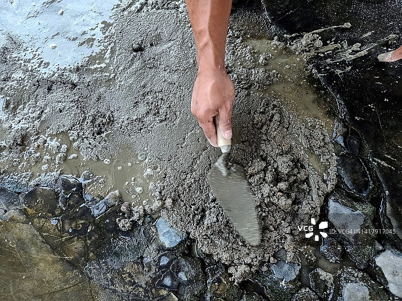 建筑工人手持水泥铲图片素材