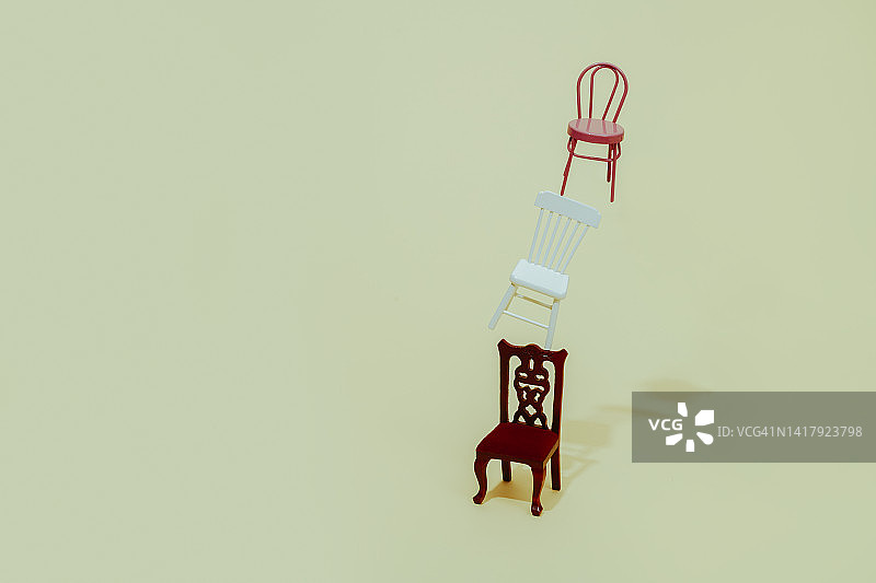 叠在一起的三把椅子图片素材