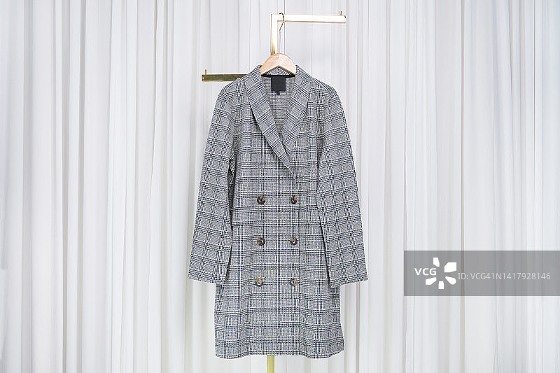 灰色格子大衣挂在家中图片素材
