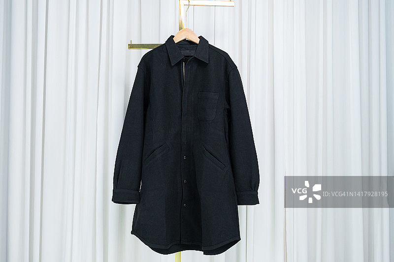 挂在家里的黑色外套图片素材