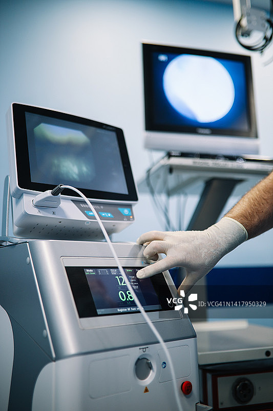 医生准备医疗设备进行手术图片素材