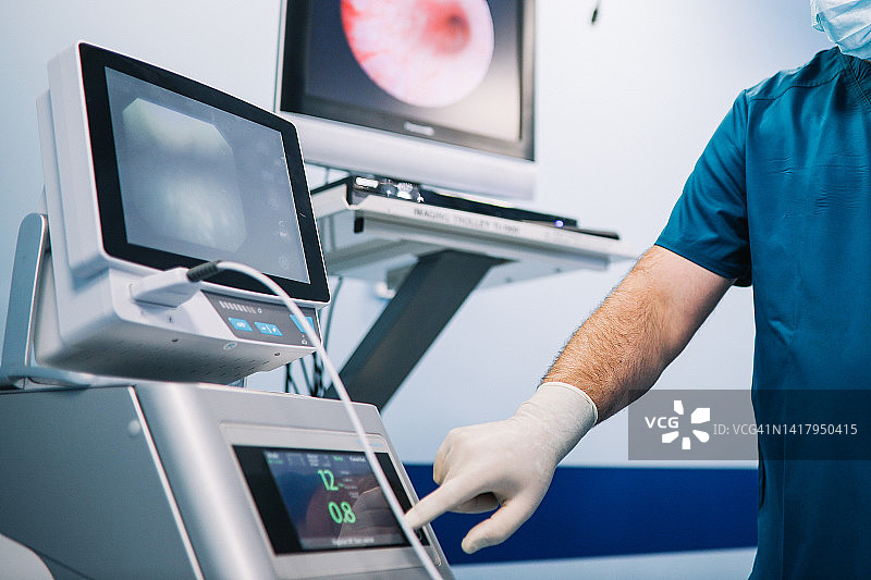 医生准备医疗设备进行手术图片素材