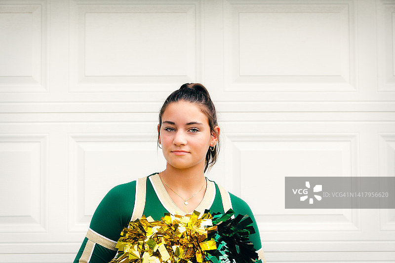 少女啦啦队员手持绒球图片素材