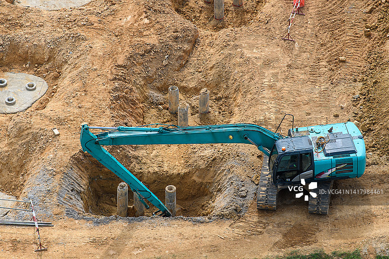 建筑工地上的长臂挖掘机图片素材