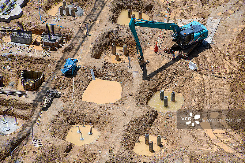 建筑工地上的长臂挖掘机图片素材