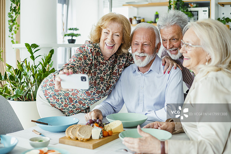 老年朋友团午餐时自拍图片素材