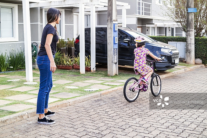 在房子前面的母女图片素材