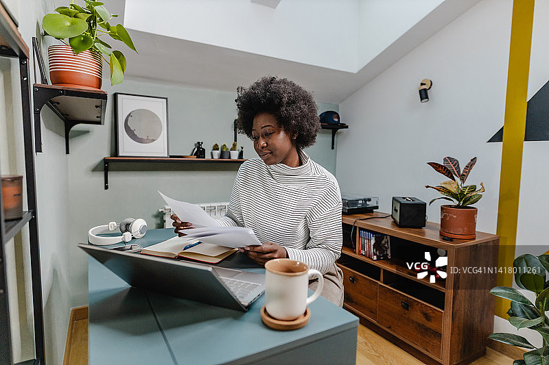 年轻女人听线上内容并拿着文件图片素材