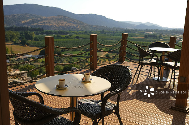 咖啡厅桌上咖啡纸杯与美丽景色图片素材