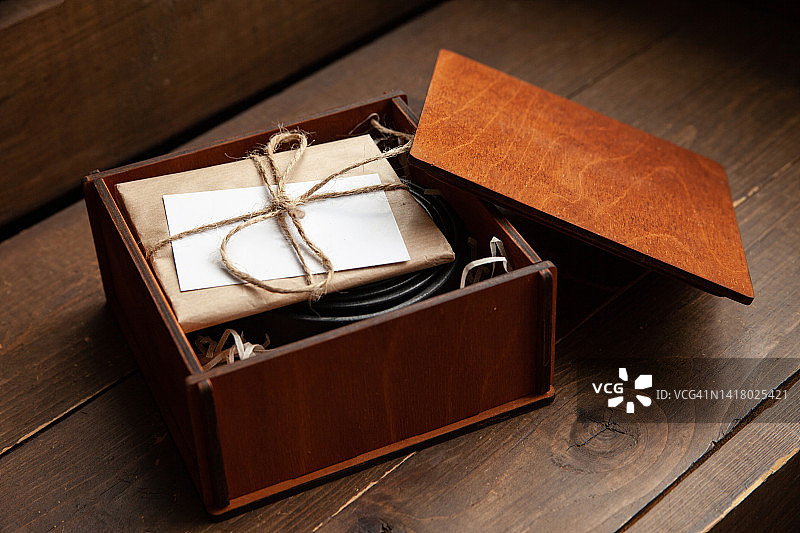 桌子上放着生日礼物的木箱图片素材