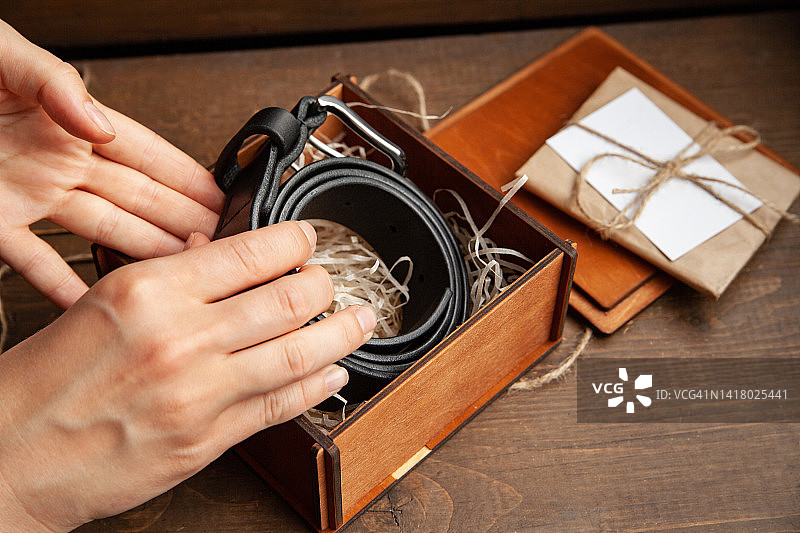 工匠在木箱中打包带图片素材