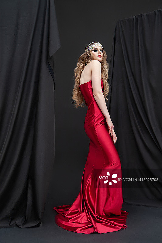 身穿红色礼服的时尚女性图片素材